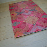 Zachte, goed absorberende badmat van Studio LilaLine met een speels diamantpatroon in roze, groen en mosterdgeel – de grafische vormen wisselen elkaar af in een ritmisch patroon dat doet denken aan een retro mozaïek. De kleuren zorgen voor een vrolijke en warme sfeer in de badkamer. De mat voelt heerlijk zacht onder de voeten.