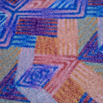 Zachte, goed absorberende badmat van Studio LilaLine met een grafisch diamantpatroon in paarse en roze tinten – de vormen zijn ritmisch en speels, met een vrolijke retro-uitstraling. De kleuren zorgen voor een warme, levendige sfeer in de badkamer. Heerlijk comfortabel onder je voeten na het douchen.