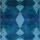 Zachte, waterabsorberende badmat van Studio LilaLine met een grafisch diamantpatroon in tinten petrol, blauw en groen – het ontwerp bestaat uit ritmische lijnen en geometrische vormen die samen een kalme, frisse uitstraling geven. De mat voelt aangenaam onder blote voeten en brengt kleur en stijl in de badkamer.