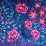Zachte, waterabsorberende badmat van Studio LilaLine met een dromerige bloemenprint in diepe petroltinten, gecombineerd met accenten van roze en paars – het ontwerp straalt rust en elegantie uit, met sierlijke vormen die lijken te zweven over het oppervlak. De mat voelt heerlijk zacht aan en brengt een stijlvolle, ontspannen sfeer in de badkamer.