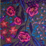 Zachte en goed absorberende badmat van Studio LilaLine met een dromerige bloemenprint in sepia, roze en blauw – het ontwerp toont sierlijke bloemvormen met een zachte, bijna vintage uitstraling. De kleuren zijn warm en rustgevend, perfect om een kalme sfeer te brengen in de badkamer. De mat voelt aangenaam en comfortabel onder je voeten.