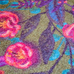Zachte en goed absorberende badmat van Studio LilaLine met een dromerige bloemenprint in sepia, roze en blauw – het ontwerp toont sierlijke bloemvormen met een zachte, bijna vintage uitstraling. De kleuren zijn warm en rustgevend, perfect om een kalme sfeer te brengen in de badkamer. De mat voelt aangenaam en comfortabel onder je voeten.