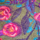 Zachte en goed absorberende badmat van Studio LilaLine met een dromerige bloemenprint in sepia, roze en blauw – het ontwerp toont sierlijke bloemvormen met een zachte, bijna vintage uitstraling. De kleuren zijn warm en rustgevend, perfect om een kalme sfeer te brengen in de badkamer. De mat voelt aangenaam en comfortabel onder je voeten.