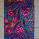 Zachte en goed absorberende badmat van Studio LilaLine met een dromerige bloemenprint in sepia, roze en blauw – het ontwerp toont sierlijke bloemvormen met een zachte, bijna vintage uitstraling. De kleuren zijn warm en rustgevend, perfect om een kalme sfeer te brengen in de badkamer. De mat voelt aangenaam en comfortabel onder je voeten.