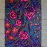 Zachte en goed absorberende badmat van Studio LilaLine met een dromerige bloemenprint in sepia, roze en blauw – het ontwerp toont sierlijke bloemvormen met een zachte, bijna vintage uitstraling. De kleuren zijn warm en rustgevend, perfect om een kalme sfeer te brengen in de badkamer. De mat voelt aangenaam en comfortabel onder je voeten.