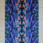 Zachte, waterabsorberende badmat van Studio LilaLine met een gestileerde bessenprint in zwart, blauw en rood – het ontwerp toont organische vormen die speels over de mat verspreid liggen, met een grafische uitstraling en diepe kleuren. De mat voelt comfortabel aan onder de voeten en brengt een stoer, stijlvol accent in de badkamer.