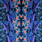 Zachte, waterabsorberende badmat van Studio LilaLine met een gestileerde bessenprint in zwart, blauw en rood – het ontwerp toont organische vormen die speels over de mat verspreid liggen, met een grafische uitstraling en diepe kleuren. De mat voelt comfortabel aan onder de voeten en brengt een stoer, stijlvol accent in de badkamer.