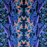 Zachte, waterabsorberende badmat van Studio LilaLine met een gestileerde bessenprint in zwart, blauw en rood – het ontwerp toont organische vormen die speels over de mat verspreid liggen, met een grafische uitstraling en diepe kleuren. De mat voelt comfortabel aan onder de voeten en brengt een stoer, stijlvol accent in de badkamer.