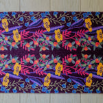 Zachte, waterabsorberende badmat van Studio LilaLine met een vrolijke bessenprint in rood, geel en blauw – het patroon toont ronde, grafische vormen die speels over het oppervlak verdeeld zijn, als een modern, kleurrijk bessenveld. De kleuren brengen warmte en energie in de badkamer, terwijl de mat heerlijk zacht aanvoelt onder de voeten.