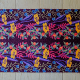 Zachte, waterabsorberende badmat van Studio LilaLine met een vrolijke bessenprint in rood, geel en blauw – het patroon toont ronde, grafische vormen die speels over het oppervlak verdeeld zijn, als een modern, kleurrijk bessenveld. De kleuren brengen warmte en energie in de badkamer, terwijl de mat heerlijk zacht aanvoelt onder de voeten.