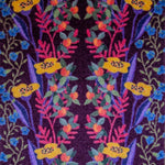 Zachte, waterabsorberende badmat van Studio LilaLine met een vrolijke bessenprint in rood, geel en blauw – het patroon toont ronde, grafische vormen die speels over het oppervlak verdeeld zijn, als een modern, kleurrijk bessenveld. De kleuren brengen warmte en energie in de badkamer, terwijl de mat heerlijk zacht aanvoelt onder de voeten.