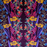 Zachte, waterabsorberende badmat van Studio LilaLine met een vrolijke bessenprint in rood, geel en blauw – het patroon toont ronde, grafische vormen die speels over het oppervlak verdeeld zijn, als een modern, kleurrijk bessenveld. De kleuren brengen warmte en energie in de badkamer, terwijl de mat heerlijk zacht aanvoelt onder de voeten.