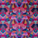 Zachte en goed absorberende badmat van Studio LilaLine met een kleurrijk patroon in roze, rood, groen en blauw – het ontwerp lijkt op de symmetrische patronen van een caleidoscoop, met speelse vormen die in lagen over elkaar draaien. De levendige kleuren maken deze mat een echte blikvanger in de badkamer. Heerlijk zacht voor je voeten na het douchen of badderen.