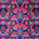 Zachte en goed absorberende badmat van Studio LilaLine met een kleurrijk patroon in roze, rood, groen en blauw – het ontwerp lijkt op de symmetrische patronen van een caleidoscoop, met speelse vormen die in lagen over elkaar draaien. De levendige kleuren maken deze mat een echte blikvanger in de badkamer. Heerlijk zacht voor je voeten na het douchen of badderen.