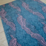 Zachte, waterabsorberende badmat van Studio LilaLine met een golvend patroon in roze en petrol – het ontwerp bestaat uit vloeiende lijnen die elkaar afwisselen als een rustige zeebeweging. De combinatie van frisse en warme kleuren geeft een ontspannen en toch speels gevoel. De mat voelt zacht aan en maakt je badkamer direct een stukje vrolijker.