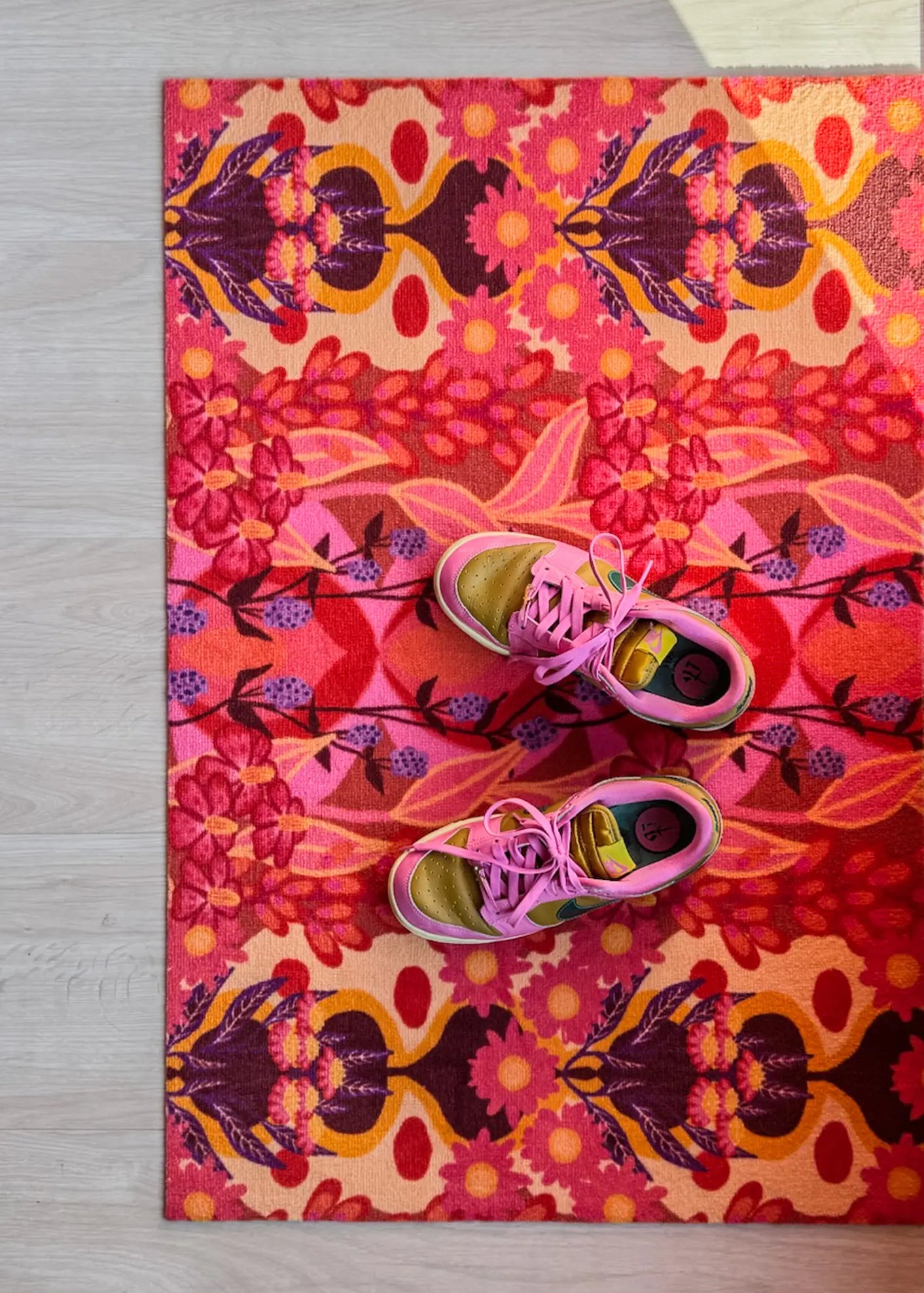 Op maat gemaakte droogloopmat Bold Retro Pink met roze retroprint – design deurmat voor binnen van Studio LilaLine