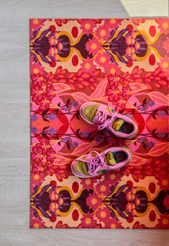 Op maat gemaakte droogloopmat Bold Retro Pink met roze retroprint – design deurmat voor binnen van Studio LilaLine