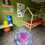 Zacht uitgesneden dierenkleed in de vorm van een gorillahoofd van Studio LilaLine – dit kleed toont een vriendelijk, stoer gorillagezicht in paars- en groentinten, met duidelijke gelaatstrekken zoals een brede kaaklijn, neus en intense ogen. De kleuren geven het dier een fantasierijke, bijna magische uitstraling. Heerlijk zacht om op te spelen of op te liggen in een kinderkamer of knusse hoek.
