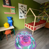 Zacht uitgesneden dierenkleed in de vorm van een gorillahoofd van Studio LilaLine – dit kleed toont een vriendelijk, stoer gorillagezicht in paars- en groentinten, met duidelijke gelaatstrekken zoals een brede kaaklijn, neus en intense ogen. De kleuren geven het dier een fantasierijke, bijna magische uitstraling. Heerlijk zacht om op te spelen of op te liggen in een kinderkamer of knusse hoek.