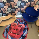 Zacht uitgesneden dierenkleed in de vorm van een gorillahoofd van Studio LilaLine – het kleed toont een krachtige, vriendelijke gorilla met een expressieve blik, uitgevoerd in diepe rood- en blauwtinten. De vorm is rond en herkenbaar, met duidelijke gelaatstrekken zoals een brede neus en zachte ogen. Een stoere en toch knusse speelplek voor op de vloer van een kinderkamer of speelhoek.