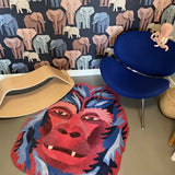 Zacht uitgesneden dierenkleed in de vorm van een gorillahoofd van Studio LilaLine – het kleed toont een krachtige, vriendelijke gorilla met een expressieve blik, uitgevoerd in diepe rood- en blauwtinten. De vorm is rond en herkenbaar, met duidelijke gelaatstrekken zoals een brede neus en zachte ogen. Een stoere en toch knusse speelplek voor op de vloer van een kinderkamer of speelhoek.