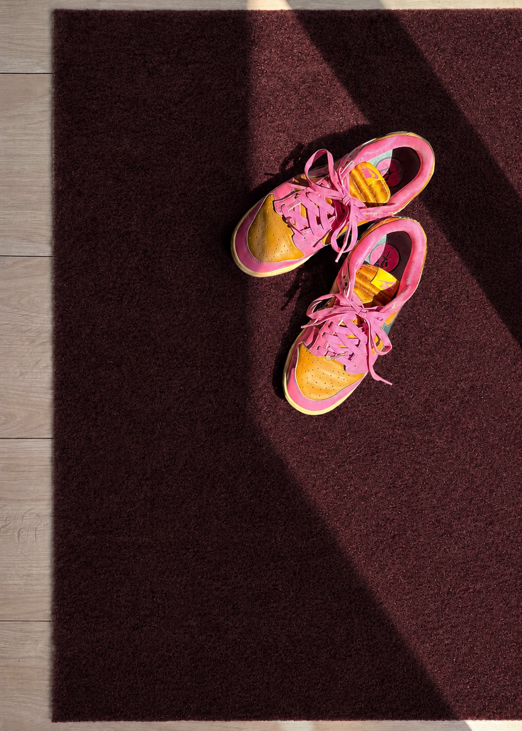 Donkere deurmat met Nike sneakers