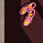 Donkere deurmat met Nike sneakers