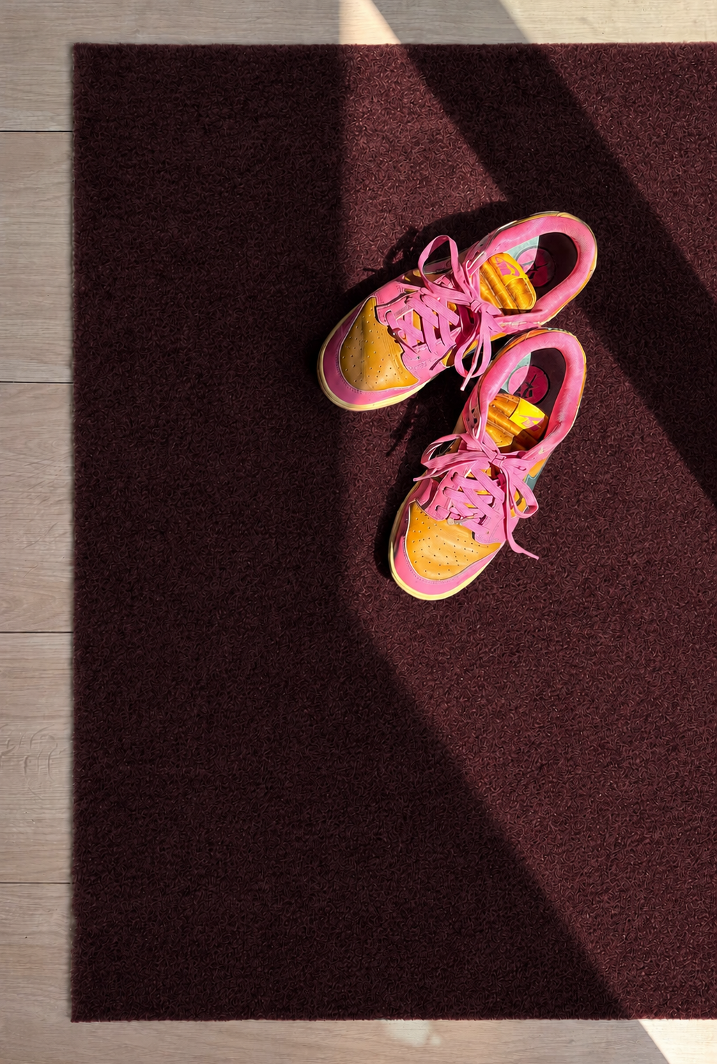 Donkere deurmat met Nike sneakers