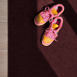 Donkere deurmat met Nike sneakers