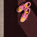Donkere deurmat met Nike sneakers