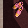 Donkere deurmat met Nike sneakers