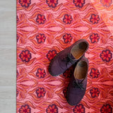 Op maat gemaakte droogloopmat Lush Garden in roze met weelderig bloemenpatroon – romantische design deurmat voor binnen van Studio LilaLine
