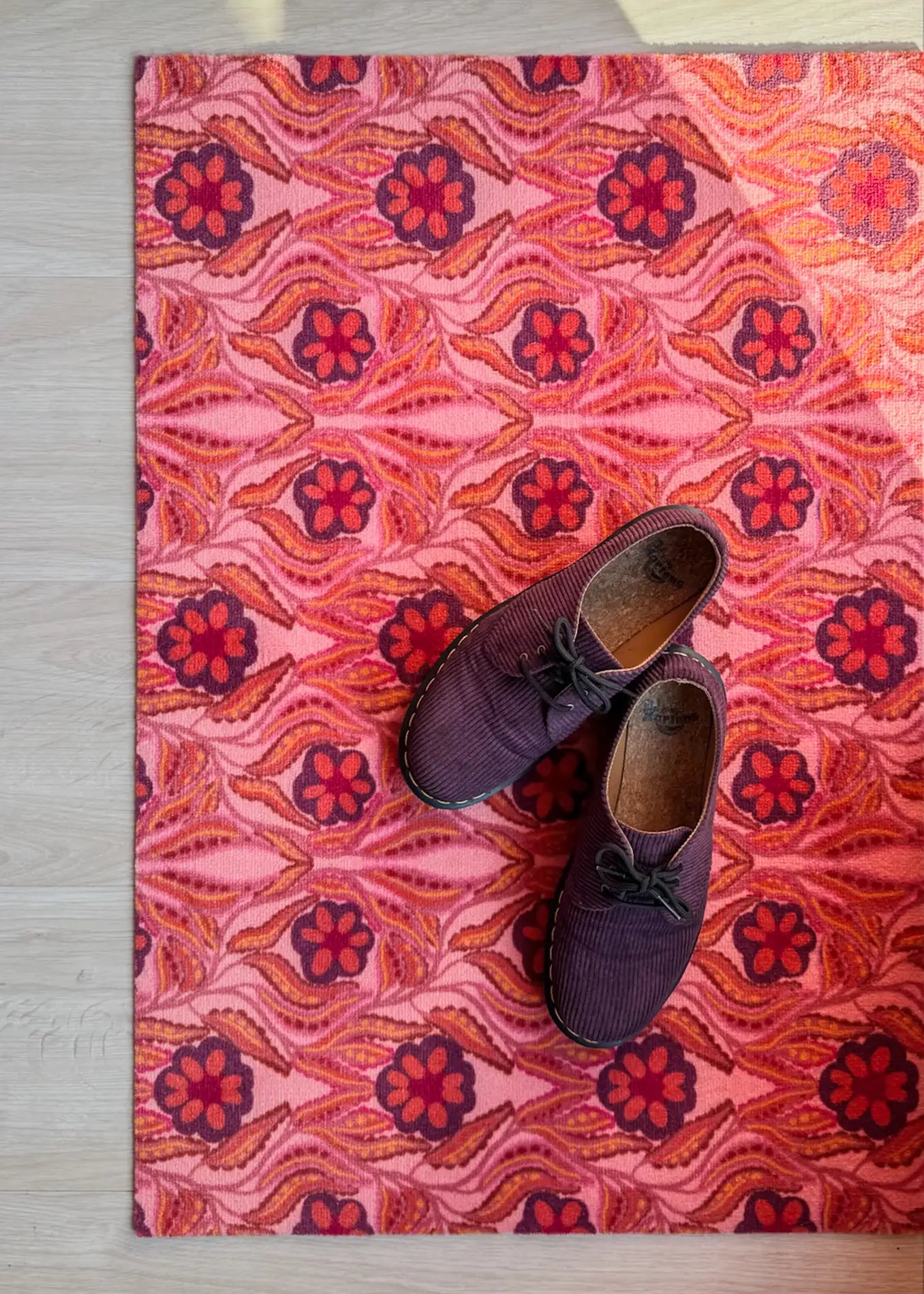 Op maat gemaakte droogloopmat Lush Garden in roze met weelderig bloemenpatroon – romantische design deurmat voor binnen van Studio LilaLine
