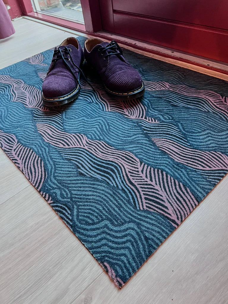 Op maat gemaakte droogloopmat Waves in roze, groen en petrol met golvend lijnenspel – design deurmat voor binnen van Studio LilaLine