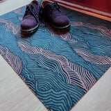 Op maat gemaakte droogloopmat Waves in roze, groen en petrol met golvend lijnenspel – design deurmat voor binnen van Studio LilaLine