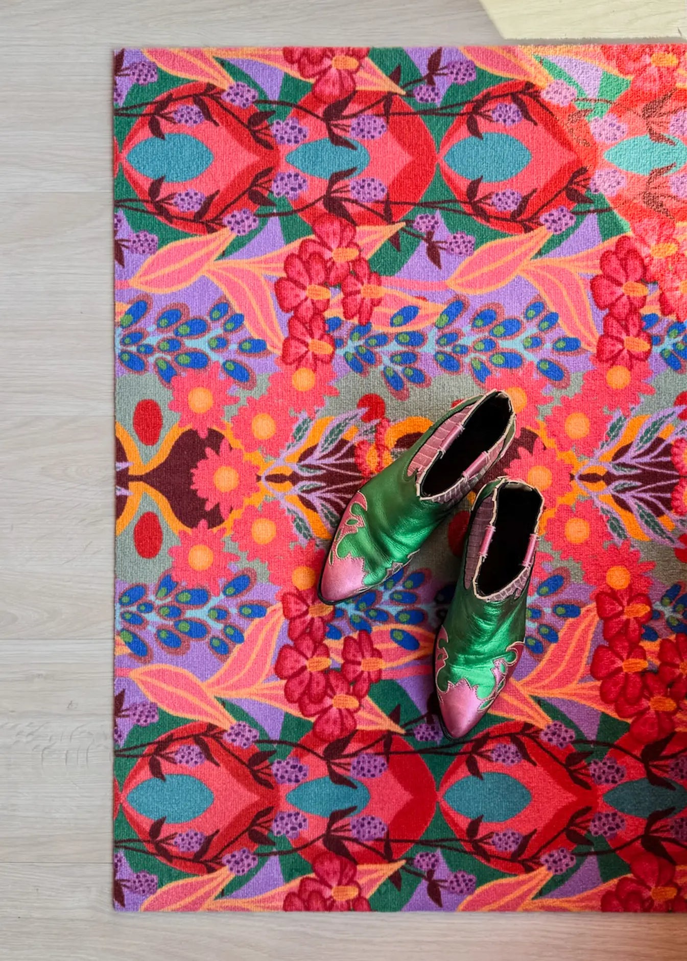 Op maat gemaakte droogloopmat Bold Retro Pink/Purple met roze, paarse, blauwe en groen retroprint – design deurmat voor binnen van Studio LilaLine