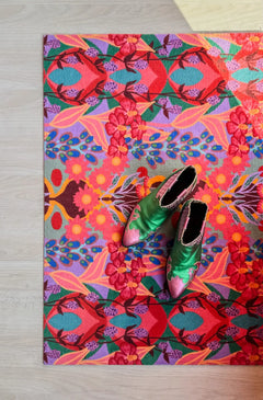 Op maat gemaakte droogloopmat Bold Retro Pink/Purple met roze, paarse, blauwe en groen retroprint – design deurmat voor binnen van Studio LilaLine