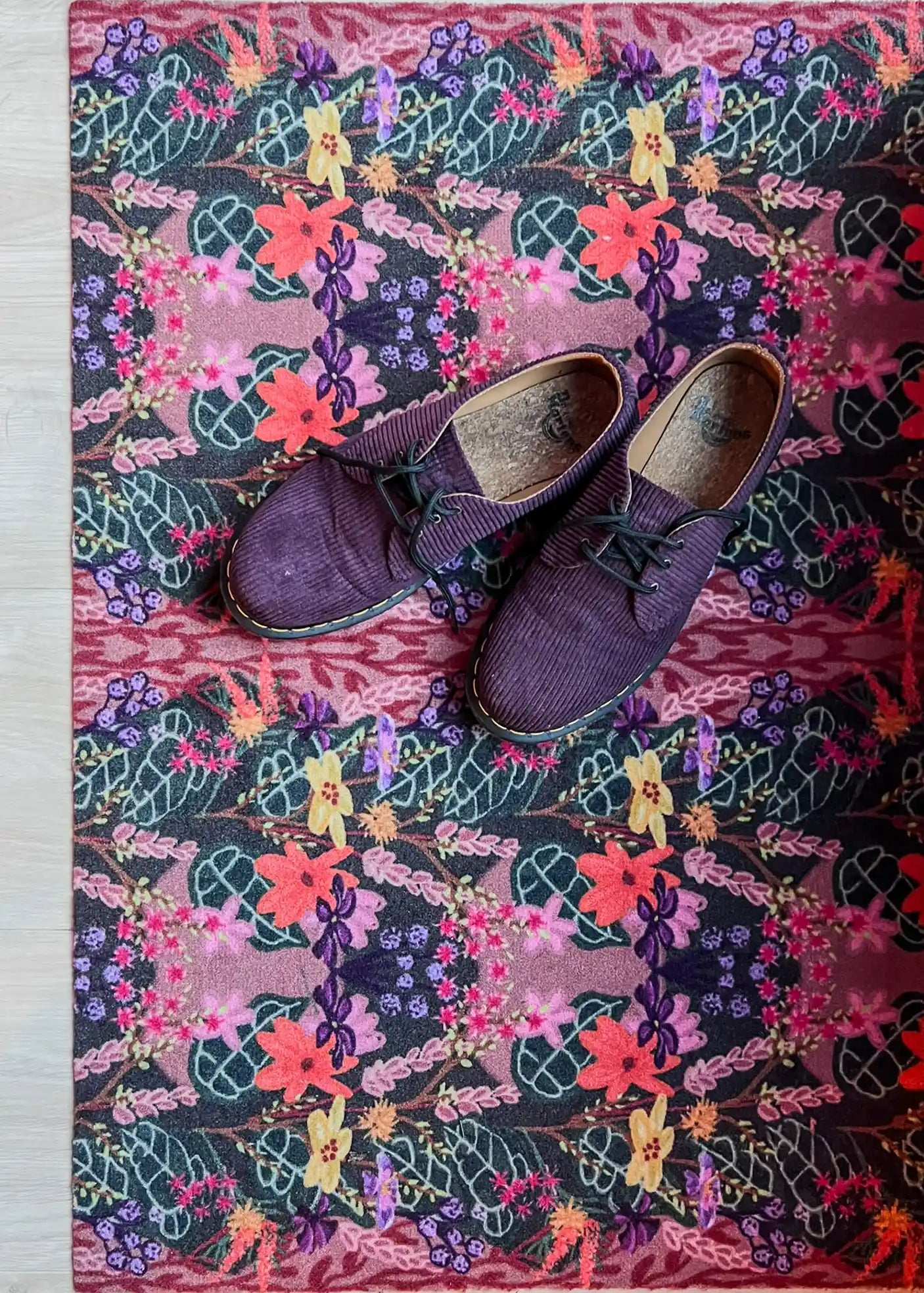 Op maat gemaakte droogloopmat Botanical Flower met bloemenprint in roze, paars en groen – botanische design deurmat voor binnen van Studio LilaLine