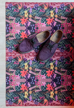 Op maat gemaakte droogloopmat Botanical Flower met bloemenprint in roze, paars en groen – botanische design deurmat voor binnen van Studio LilaLine