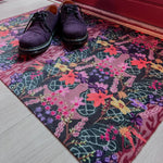 Op maat gemaakte droogloopmat Botanical Flower met bloemenprint in roze, paars en groen – botanische design deurmat voor binnen van Studio LilaLine