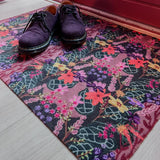 Op maat gemaakte droogloopmat Botanical Flower met bloemenprint in roze, paars en groen – botanische design deurmat voor binnen van Studio LilaLine