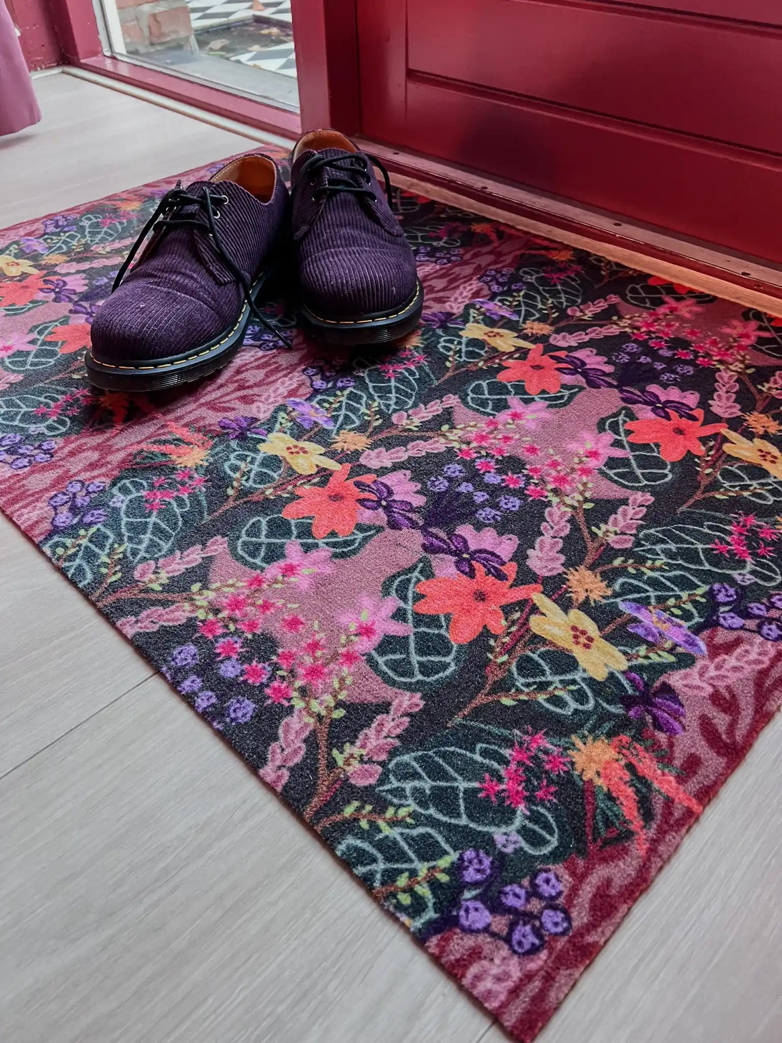 Op maat gemaakte droogloopmat Botanical Flower met bloemenprint in roze, paars en groen – botanische design deurmat voor binnen van Studio LilaLine
