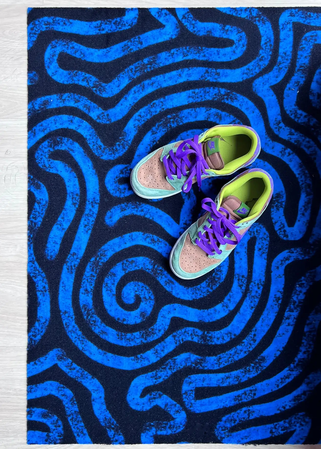 Op maat gemaakte droogloopmat Brain Error in blauw met grafisch lijnenspel – design deurmat voor binnen van Studio LilaLine