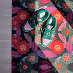 Droogloopmat en deurmat van Studio LilaLine met een speelse bloemvorm in tinten roze, oranje en groen – het ontwerp doet denken aan een vrolijk uitgestoken koekje met een knipoog naar retro bloemmotieven. De mat is slijtvast, neemt goed vocht op en zorgt voor een kleurrijke en uitnodigende entree, zowel praktisch als decoratief.