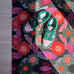Droogloopmat en deurmat van Studio LilaLine met een speelse bloemvorm in tinten roze, oranje en groen – het ontwerp doet denken aan een vrolijk uitgestoken koekje met een knipoog naar retro bloemmotieven. De mat is slijtvast, neemt goed vocht op en zorgt voor een kleurrijke en uitnodigende entree, zowel praktisch als decoratief.