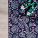 Droogloopmat met dahlia’s in roze en blauwtinten op een diep donkerblauwe basis. Een gelaagde, winterse bloemenprint met een dromerige uitstraling.