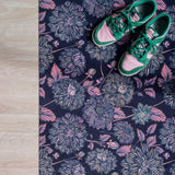 Droogloopmat met dahlia’s in roze en blauwtinten op een diep donkerblauwe basis. Een gelaagde, winterse bloemenprint met een dromerige uitstraling.