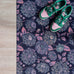 Droogloopmat met dahlia’s in roze en blauwtinten op een diep donkerblauwe basis. Een gelaagde, winterse bloemenprint met een dromerige uitstraling.