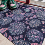 Droogloopmat met dahlia’s in roze en blauwtinten op een diep donkerblauwe basis. Een gelaagde, winterse bloemenprint met een dromerige uitstraling.