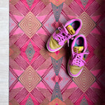 Op maat gemaakte droogloopmat Diamond in funky roze met speels diamantdesign – kleurrijke design deurmat voor binnen van Studio LilaLine